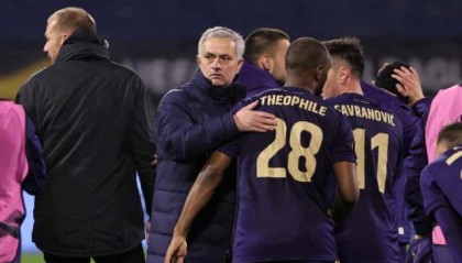 开云体育App-【观察】喷球员捧对手 没有后招的穆帅还能秀多久？