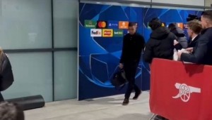 开云中国官网-保持风度姆巴佩输球后与小球迷合影并签名